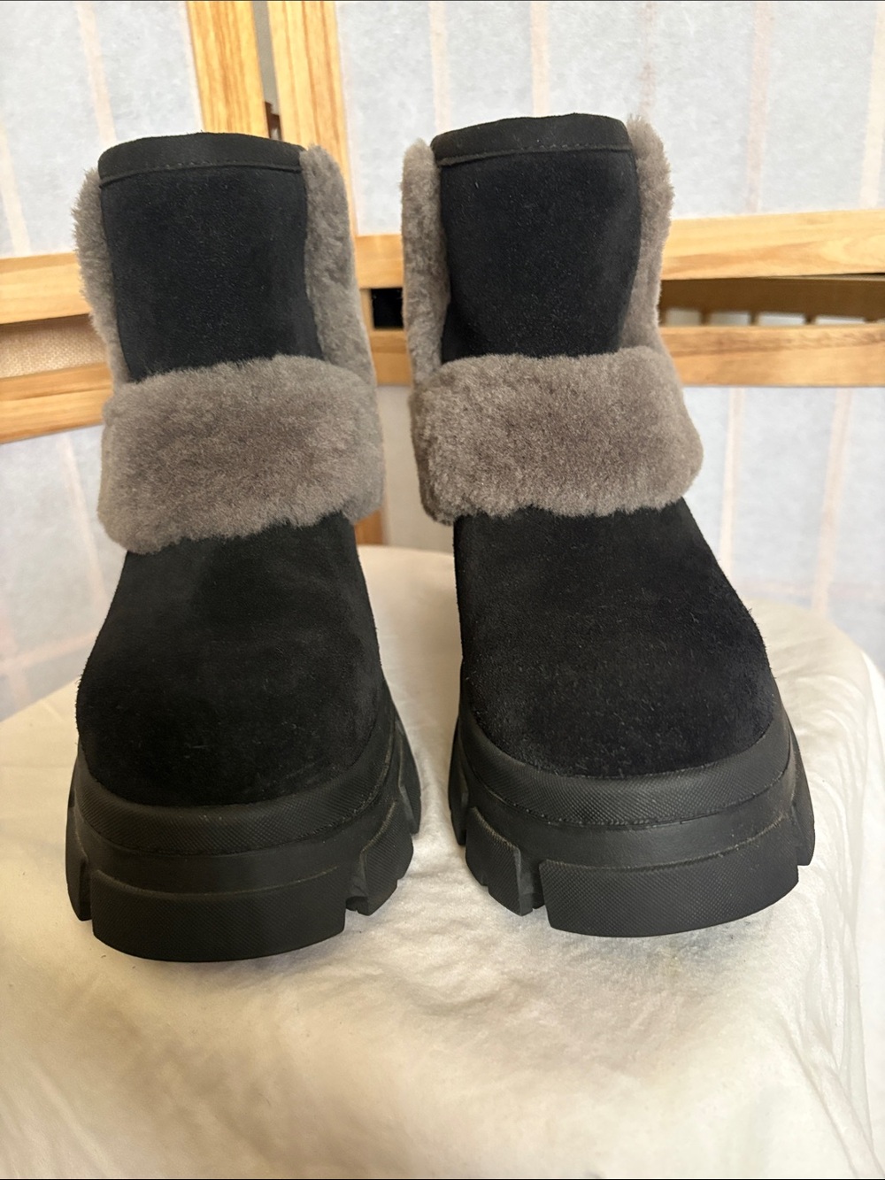 Ugg Women’s Platform Boots Black Suede Gray Faux Fur Size 9